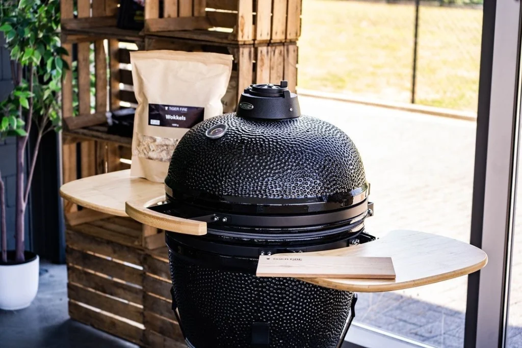 Onze Kamado BBQ's zijn ideaal voor buitenkoken in Nederland, met uitstekende kwaliteit en een stijlvol design. Kamado BBQ kopen Nederland | BBQ kopen Nederland | Barbecue kopen Nederland | BBQ SHOP | KAMADO BBQ | KAMADO SHOP | GRILL KAMADO BBQ | BBQ GRILL | KAMADO GRILL BBQ | BBQ GRIDDLE | BESTE KAMADO BBQ's VAN NEDERLAND | BUITENKEUKENS Nederland | HOUTVUUR KAMADO | Kamado BBQ accessoires Nederland | BBQ buitenkeuken Nederland