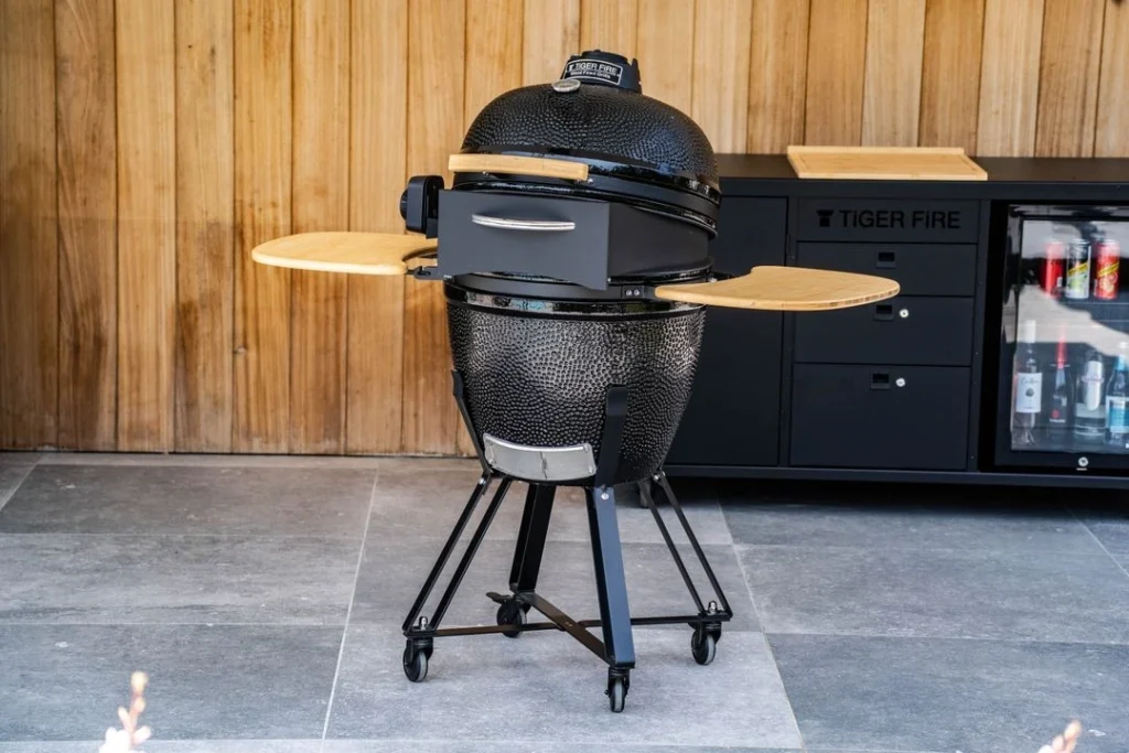 Met Kamado BBQ's geniet je van hoogwaardige kwaliteit en een elegant design. Ideaal voor heerlijke buitenmaaltijden in Nederland. Kamado BBQ kopen Nederland | BBQ kopen Nederland | Barbecue kopen Nederland | BBQ SHOP | KAMADO BBQ | KAMADO SHOP | GRILL KAMADO BBQ | BBQ GRILL | KAMADO GRILL BBQ | BBQ GRIDDLE | BESTE KAMADO BBQ's VAN NEDERLAND | BUITENKEUKENS Nederland | HOUTVUUR KAMADO | Kamado BBQ accessoires Nederland | BBQ buitenkeuken Nederland
